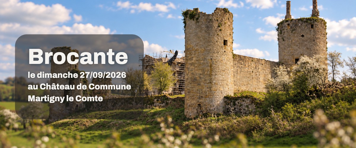 Le Château de Commune, entouré de verdure, accueille la brocante Château de Commune le 27 septembre 2026, avec des ruines historiques en arrière-plan